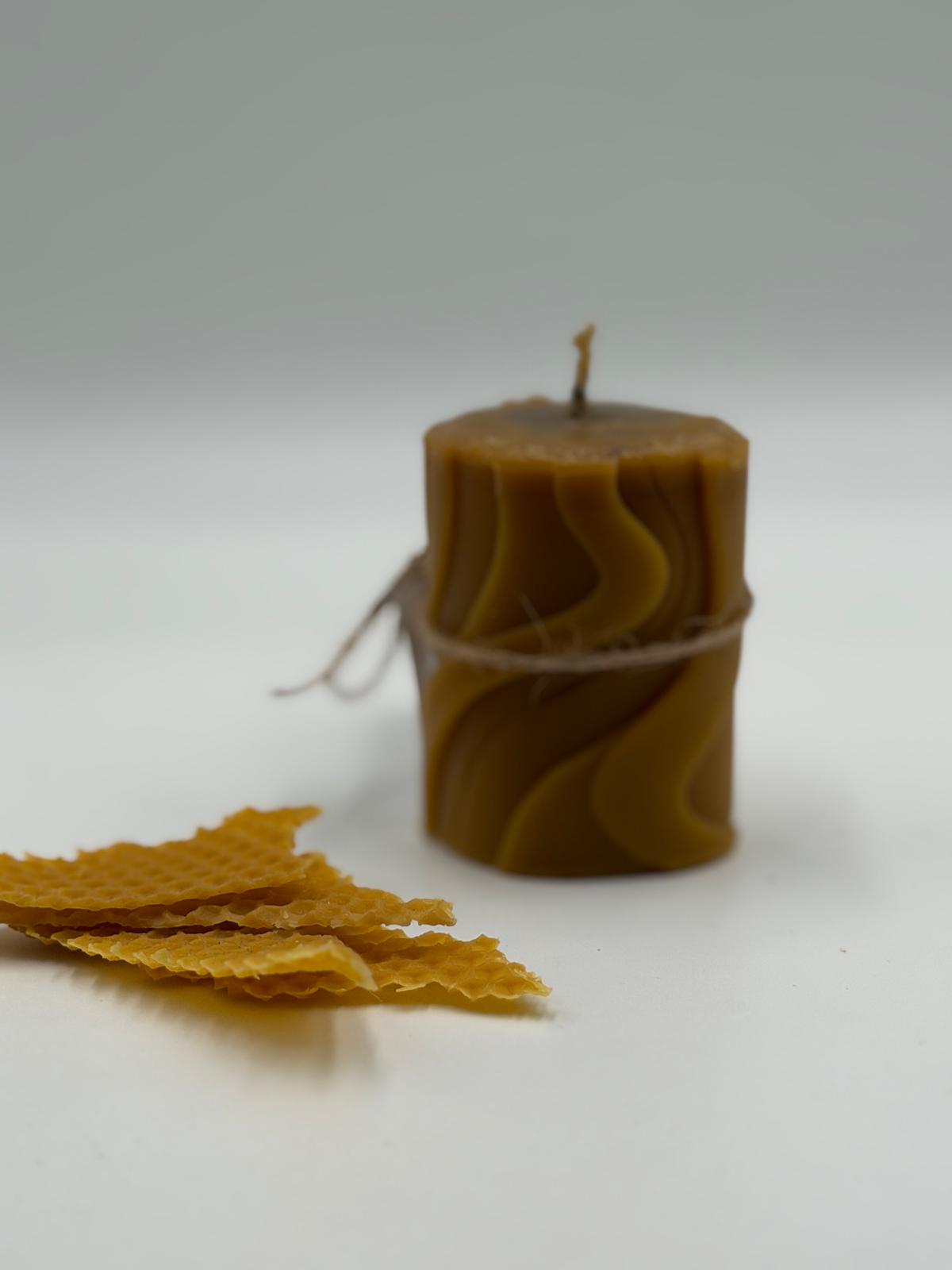 Vela Artesanal "Ondas de Cera" – 150g de Pureza